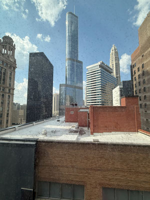 Die Aussicht vom Hotelzimmer durchs (dreckige) Fenster. Naja, diese Fenster kann man ja von innen nicht öffnen und von aussen ist es ja auch nicht ganz einfach mit dem putzen.