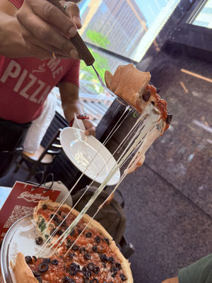 Hier schlemmen wir eine Deep Dish Pizza, eine Spezialität aus Chicago.