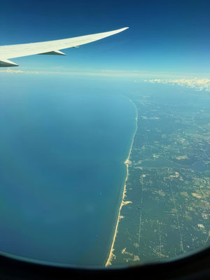 Schon fast da: Wir fliegen über den Michigansee. 