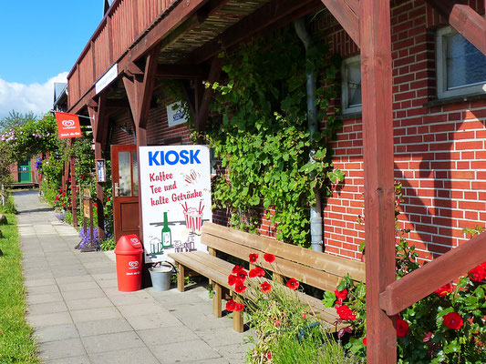 Am Platzeingang vor dem Kiosk