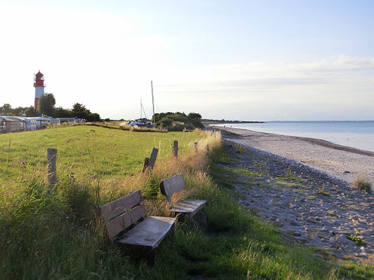 Bänke am Strand am Platzeingang