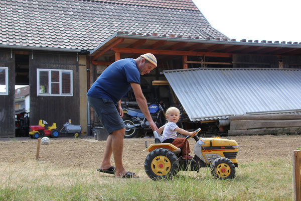 Sarah auf dem Traktor