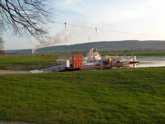 Osterfeuer im Hintergrund