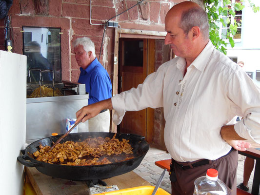 Martin beim Gyrosvbraten bei Fellmanns Fest