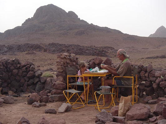 Abendessen vorbereiten auf 2200m im Windschutz, Tizn Tazaret 