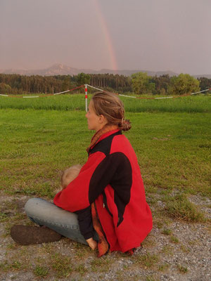 Stephanie mit Sarah unterm Regenbogen