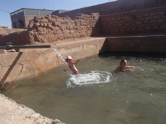 Baden im Wasserbehälter zur Bewässerung