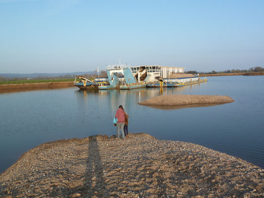 Kiesbagger an der Weser