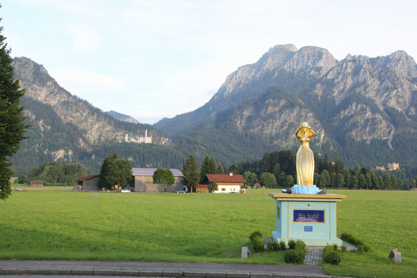 Neuschwanstein im Hintergrund