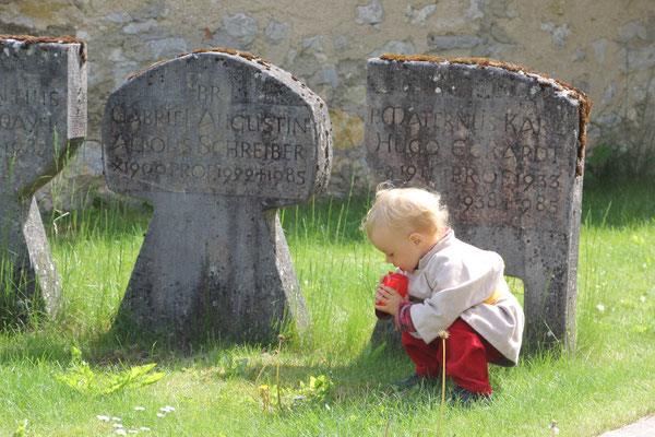 Sarah auf dem Friedhof, Kloster Beuron