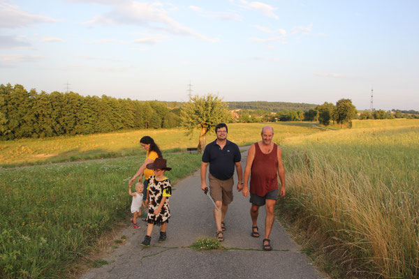 Abendspaziergang mit Familie Fellmann