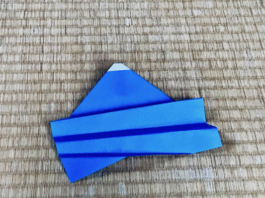 Mt. Fuji, designed and folded by Teru Kutsuna, inspired by work of Seiryo Takekawa.  「5秒で折れる富士山を」という難題をいただきまして、、、「やや北斎風の荒波の富士」を考えました。20 - 30秒で折れます。5秒で折ろうと思えば折れるでしょう。