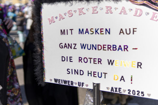Weiwer uff Axe: Mit Masken auf ganz wunderbar - die Roter Weiwer sind heut da!
