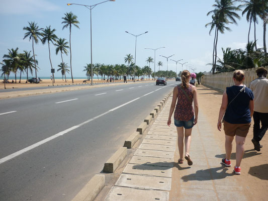 Le long de la plage