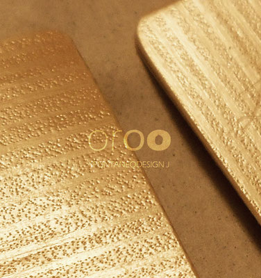 OROO è un progetto suggestivo, sorprendente per storia e lavorazione. Un materiale di risulta, tramutato in eleganza e unicità attraverso il suo stato di foglia essiccata.
