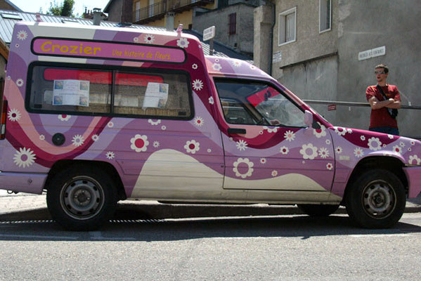 Acrylique sur voiture // Crozier Fleurs // 2005