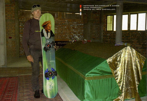 Hervé pose avec sa planche dans le mausolée du Commandant Massoud