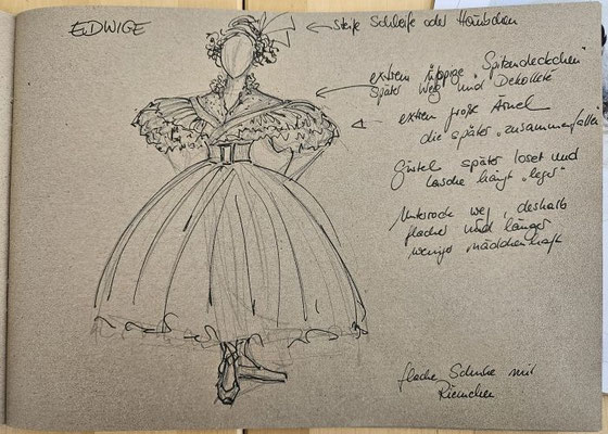 Edwige - Skizze zum Originalentwurf, Biedermeierkleid mit Großen Ärmeln, Krinoline, die Füße aber sichtbar, ein riesiger Spitzenkragen, hochgesteckte Hääre mit einen riesigen Schleife