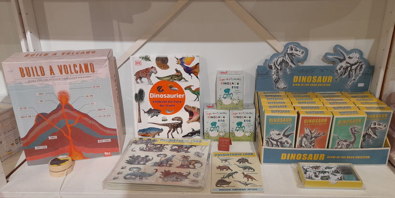 Buch "Dinosaurier" vom DK Verlag 12,95€; Tattoos 3,50€; Sticker 5€; Dinoei 6,50€; Skelett 5€; Jojo 7€;  