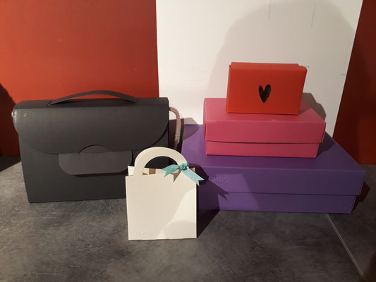 Wir haben verschiedene Geschenktaschen und Geschenkboxen (auch für Wein) im Sortiment