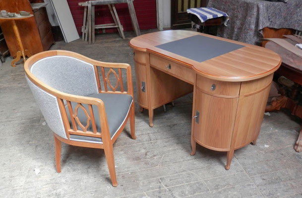 Schreibtisch als Duo mit restauriertem und neu gepolsterten Sessel