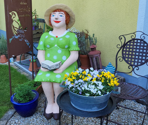 Die Belesene Gartendame 2024 Beton