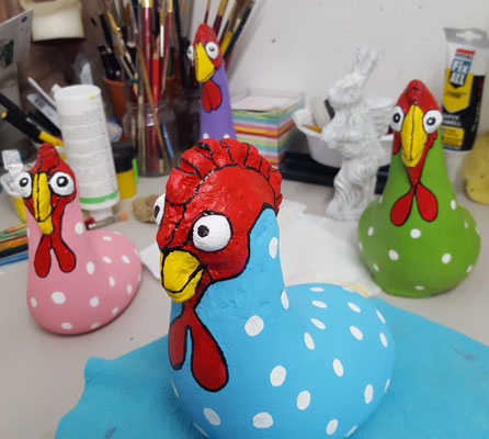 Hühner rosa, blau, grün