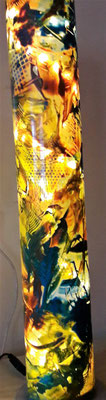 Stehlampe orange - gelb - türkisblau  1m © KunstMomente Christine Dablander / Ansicht mit Beleuchtung