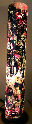 Stehlampe rot - schwarz - weiß   1m © KunstMomente Christine Dablander / Ansicht mit Beleuhtung 