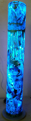 Stehlampe blau 1m © KunstMomente Christine Dablander / Ansicht mit Beleuchtung 