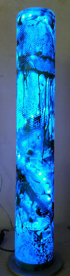 Stehlampe blau 1m © KunstMomente Christine Dablander / Ansicht mit Beleuchtung 