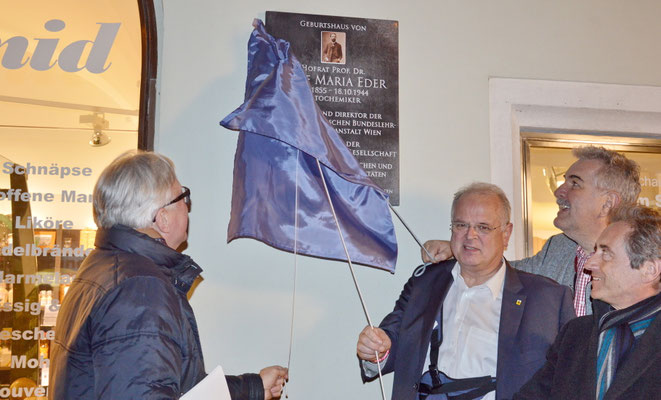 Mag. Carl Aigner, Bgm. Dr. Reinhard Resch, Vizebgm. Mag. Wolfgang Derler und LIM Josef Henk bei der Enthüllung der Eder-Gedenktafel