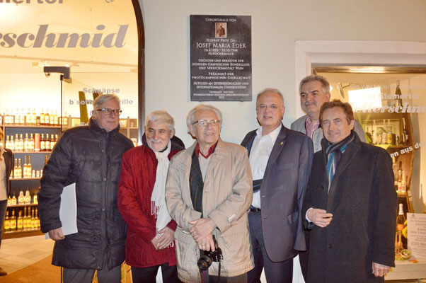 Die Honoratioren mit dem ältesten Fotografenmeister aus Krems, Erhard Karner (Mitte mit Kamera)