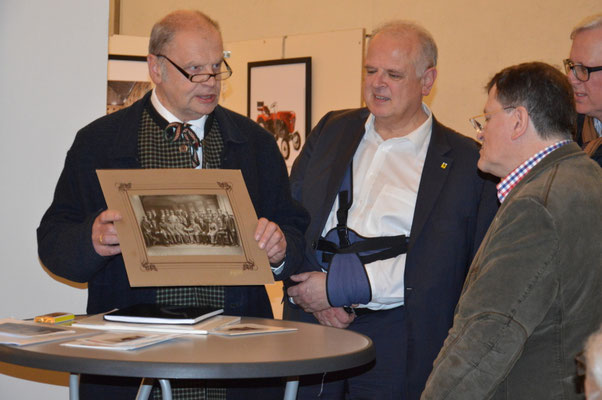 Der Obmann des Kremser Archivvereins, Erich Voglauer, übergibt an den Archivar der Fotografeninnung, Viktor Kabelka, eine 100 Jahre alte Aufnahme von der Schülerverbindung "Rugia"