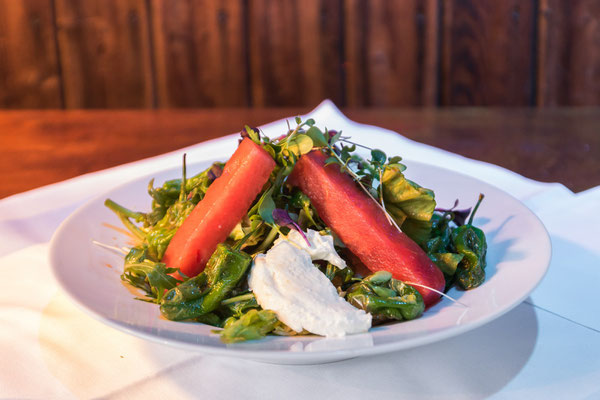 Ein Salat mit Wassermelone und Pimientos de Padron