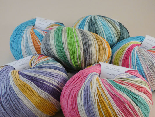 Bunte Sockenwolle mit Baumwolle