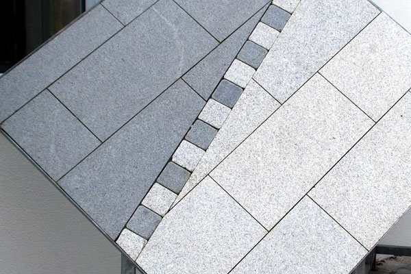 Moderner Mix aus großformatigen Feinsteinzeug-Platten und kontrastierenden Kleinstreifen-Einfassungen