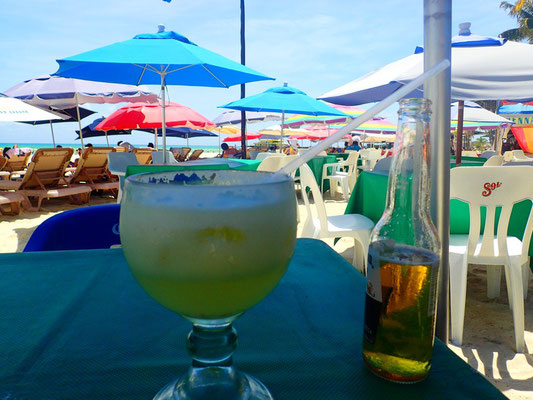 Agua de pipa et corona en bord de mer.