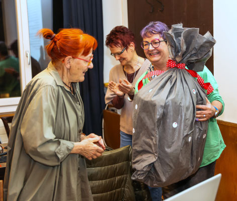 Geschenkübergabe an Monika Sandmeier