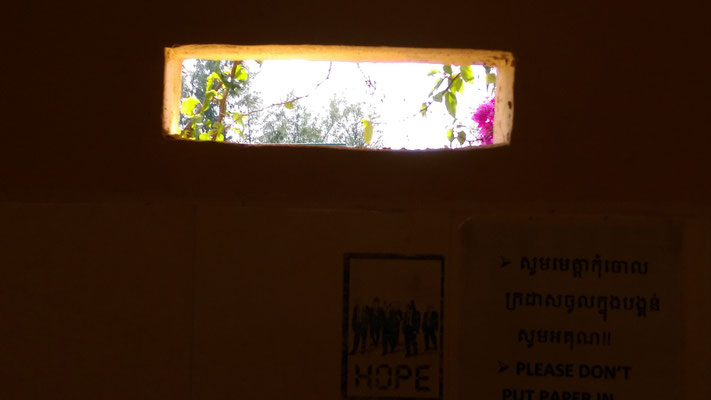 Das Bedeimmer"fenster". Einfach ein Loch.