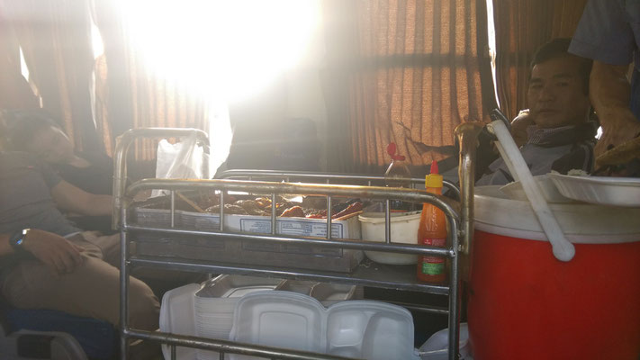 Minibar mit Fleisch und Reis