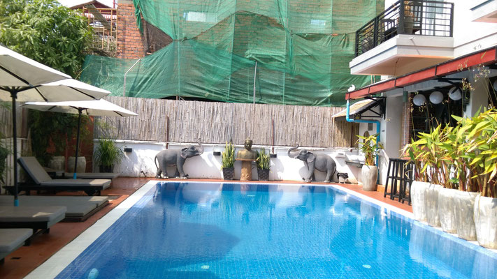 ... mit Pool (und leider Baustelle)