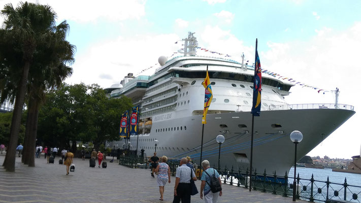 Die Radiance of the Seas im Hafen von Sydney...