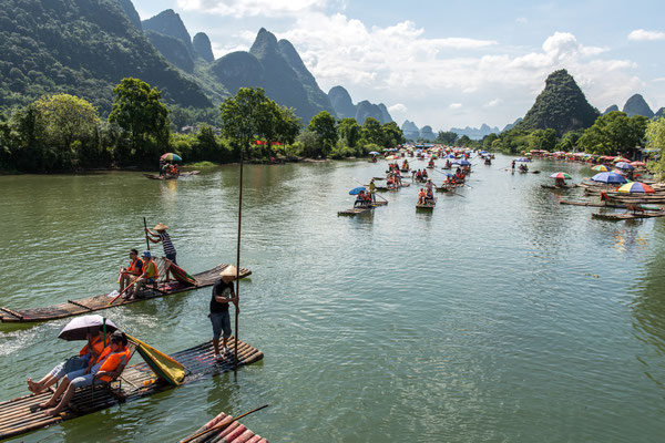 Chinesische Touristen auf dem Drachenfluss bei Yangshuo