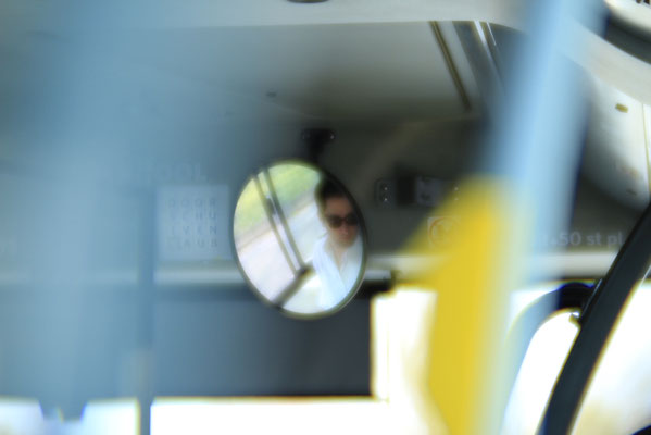 ブルージュのバスの車内　EOS Kiss X7+Lensbaby Velvet 85mm f1.8　＠写真：水谷　諭