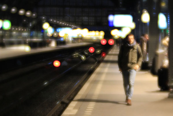 アムステルダム中央駅（午前5時30分）EOS Kiss X7+Lensbaby Velvet 85mm f1.8　＠写真：水谷　諭