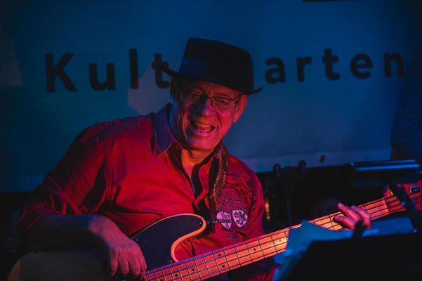 Bassist Andreas Valentin