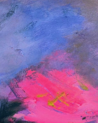 abstraktes kunstwerk, Detailaufnahme von Farbspuren auf Leinwand, pink und ultramarinblau, abstrakte Kunst