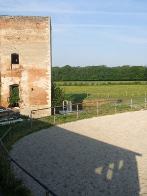 vue de la carrière et de la tour des ecurie bruno garez 