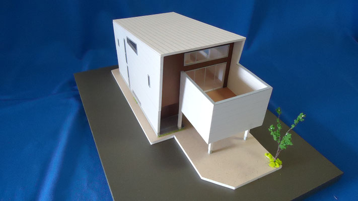 住宅模型　2階～バルコニーが特徴的